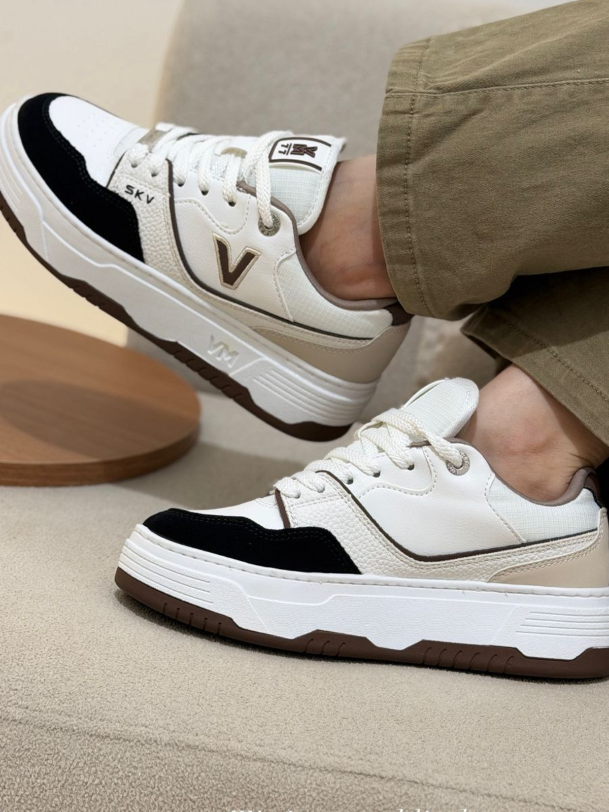 Tênis Casual Feminino Branco e Preto SKV-77