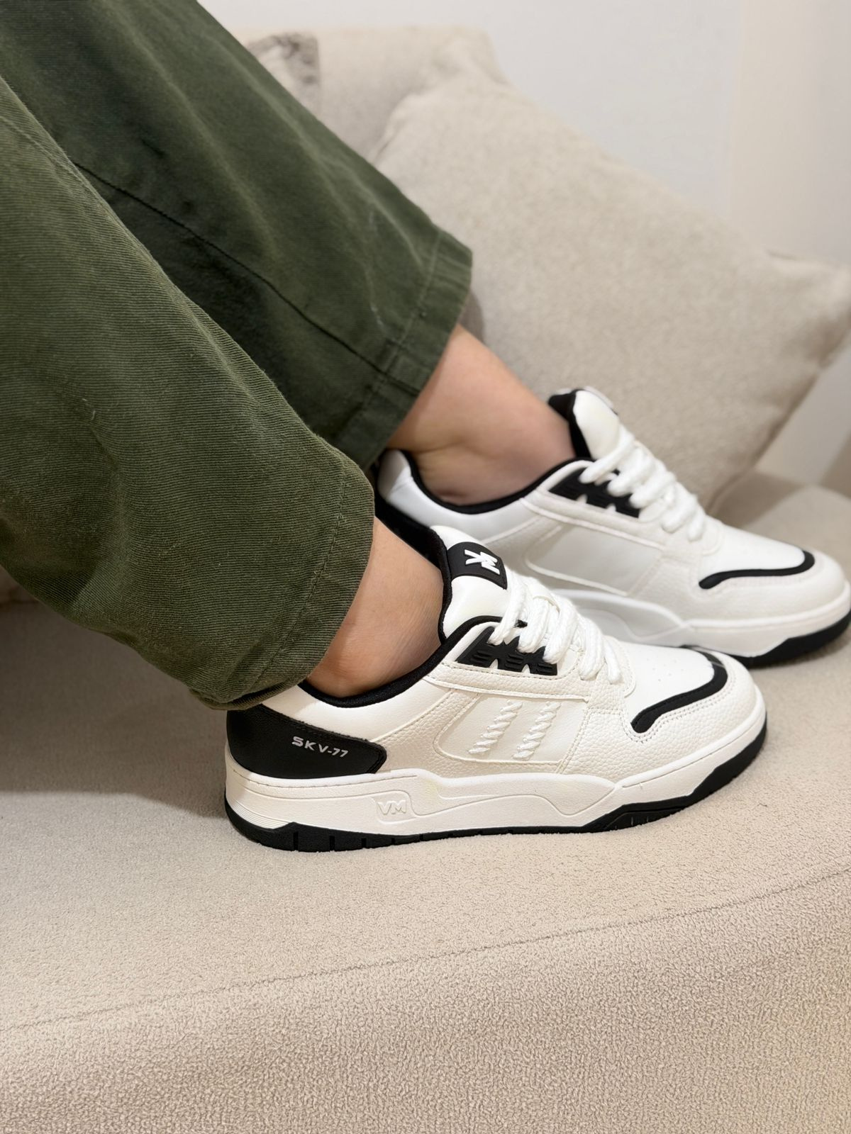 Tênis Casual Feminino Branco e Preto SKV-77 - Imagem 2